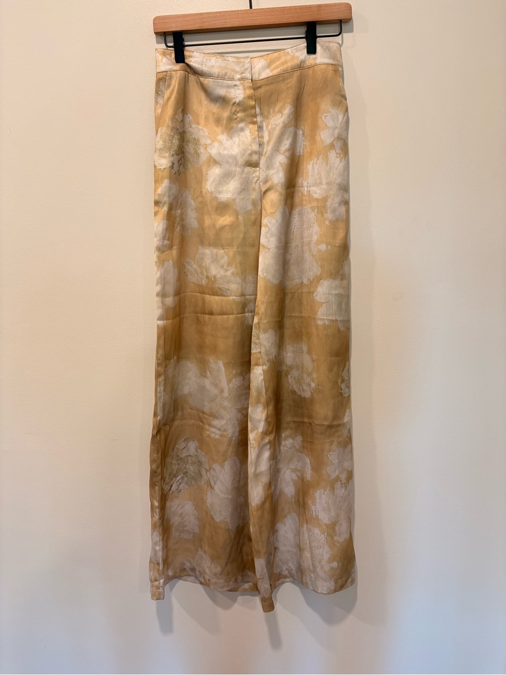 NWT Commense Pants in Gold and White Floral